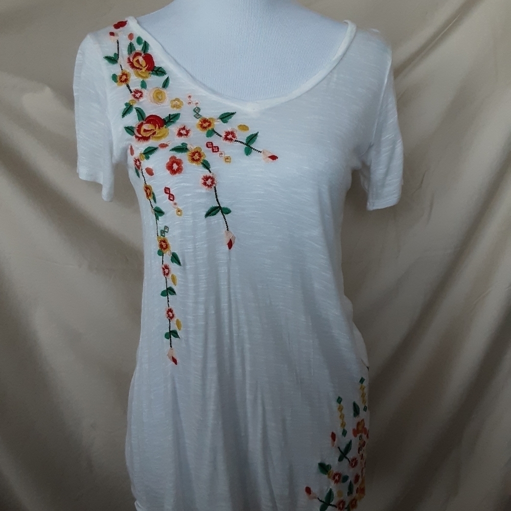 How Very Loved Embroiderd Floral V Neck Top SZ SM